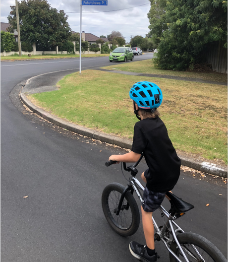 Care for children riding safety, please wear the correct helmet for him